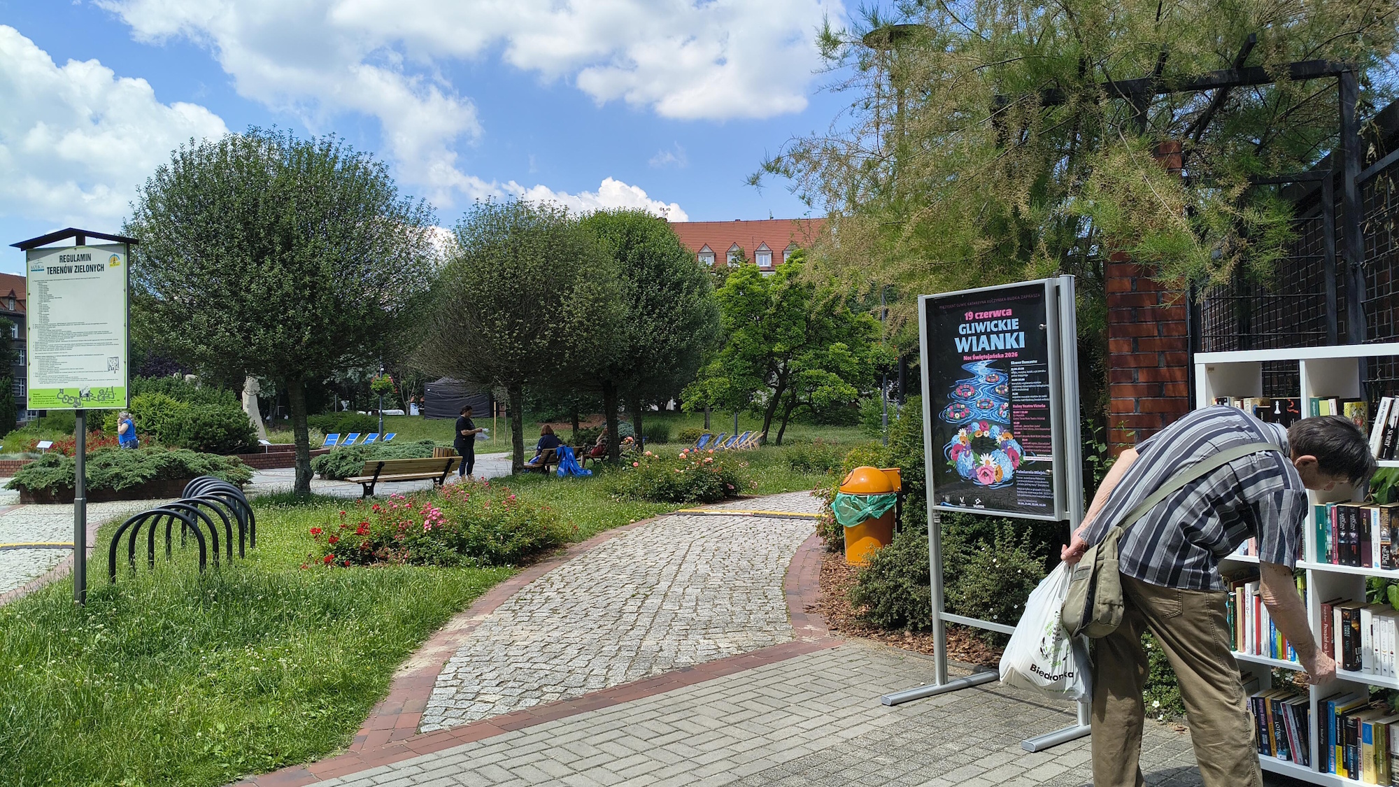 biblioteczka na Skwerze Doncaster i człowiek przy niej