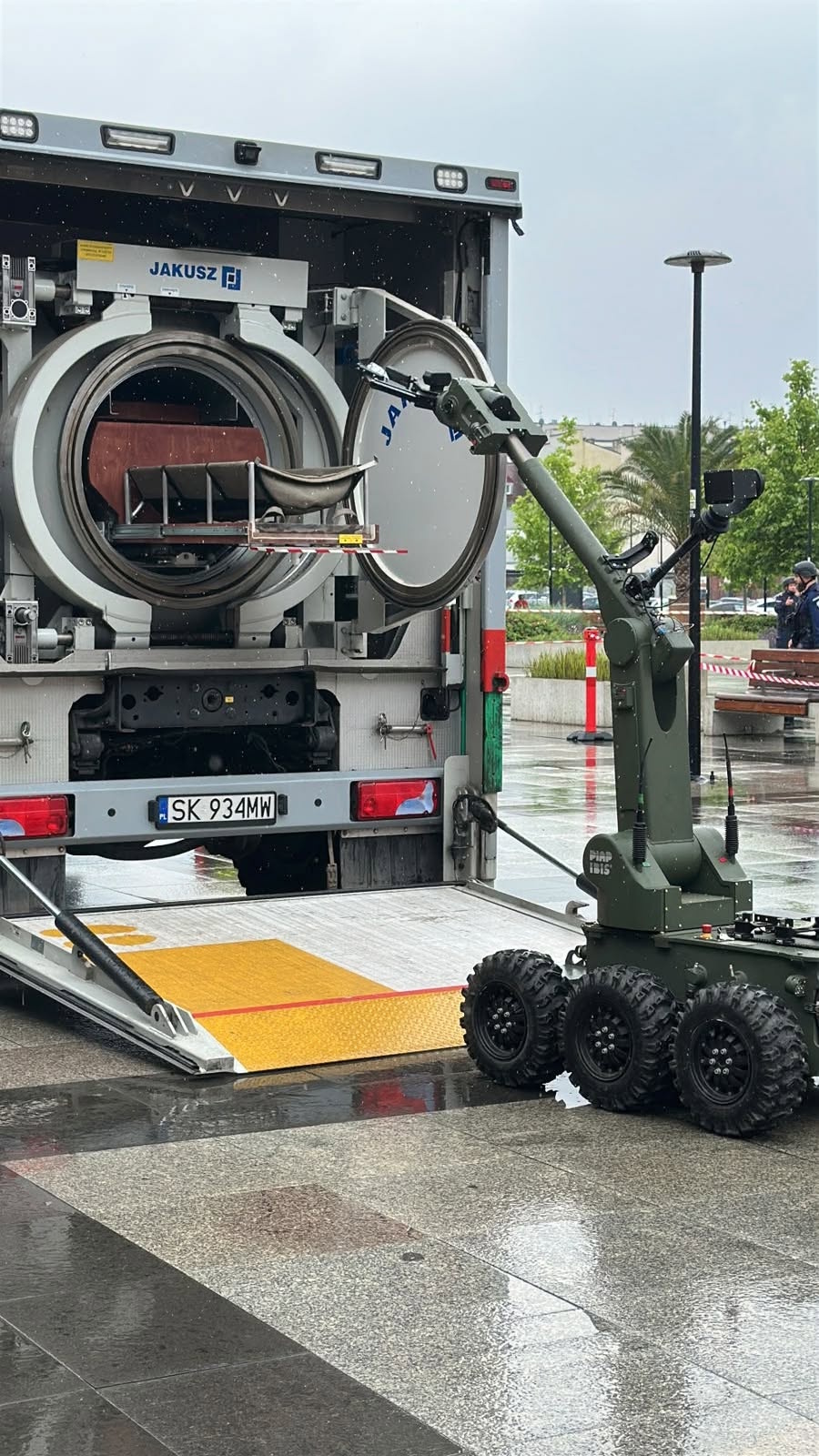 Łazik umieszczający ładunek wybuchowy w specjalnej komorze