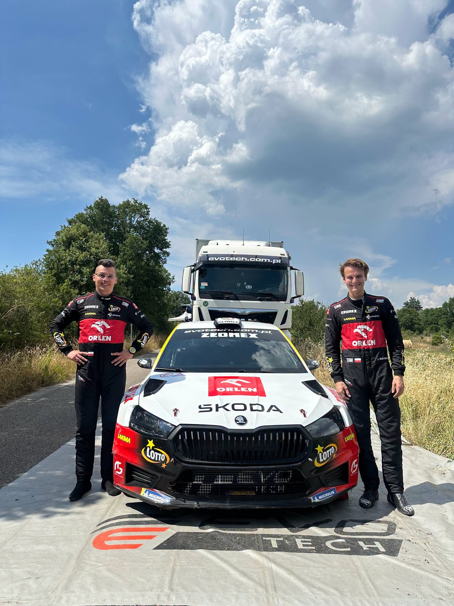 Jakub Matulka i Patryk Kielar przy samochodzie