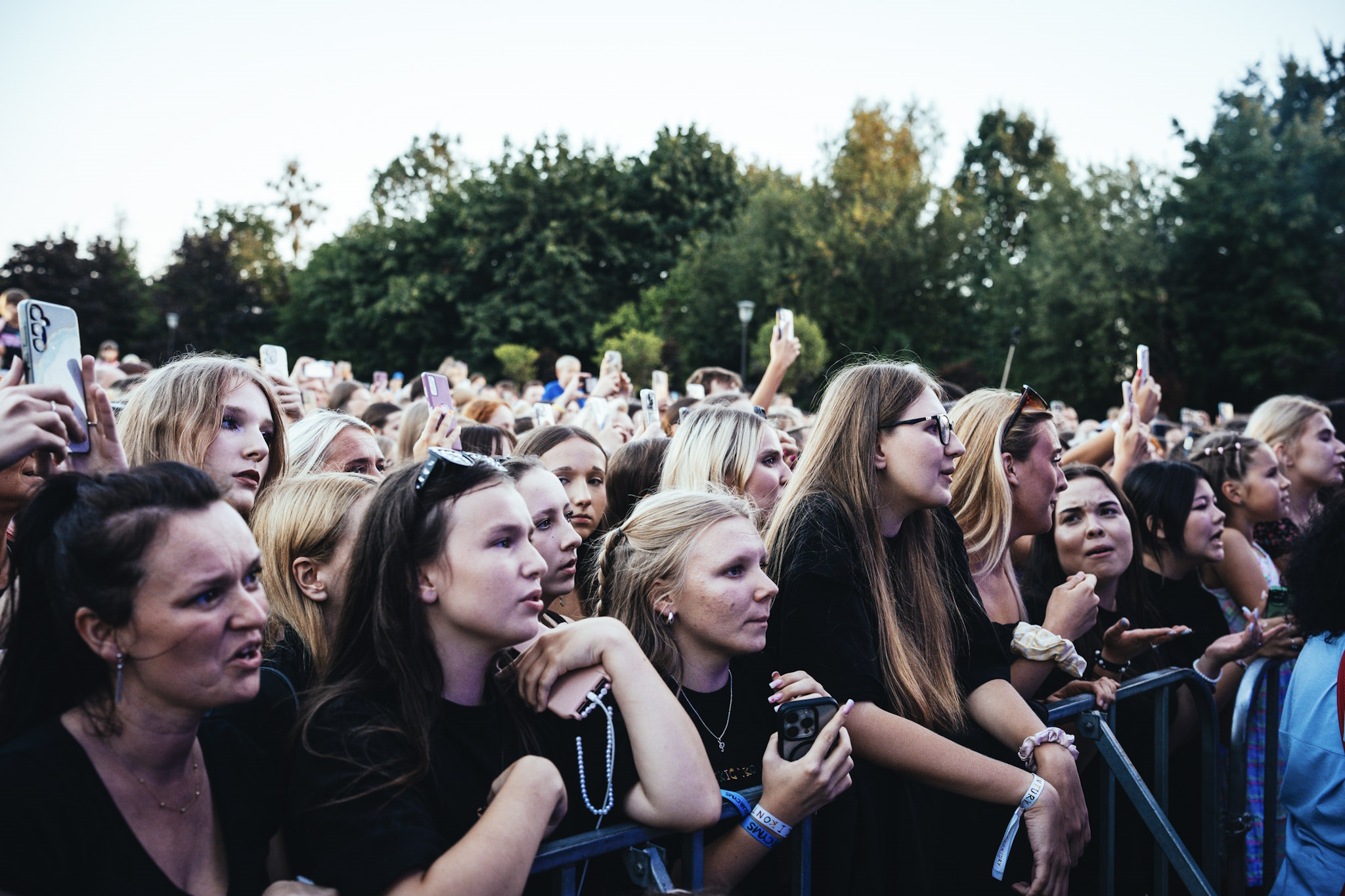 Nastolatki bawiące się przed sceną