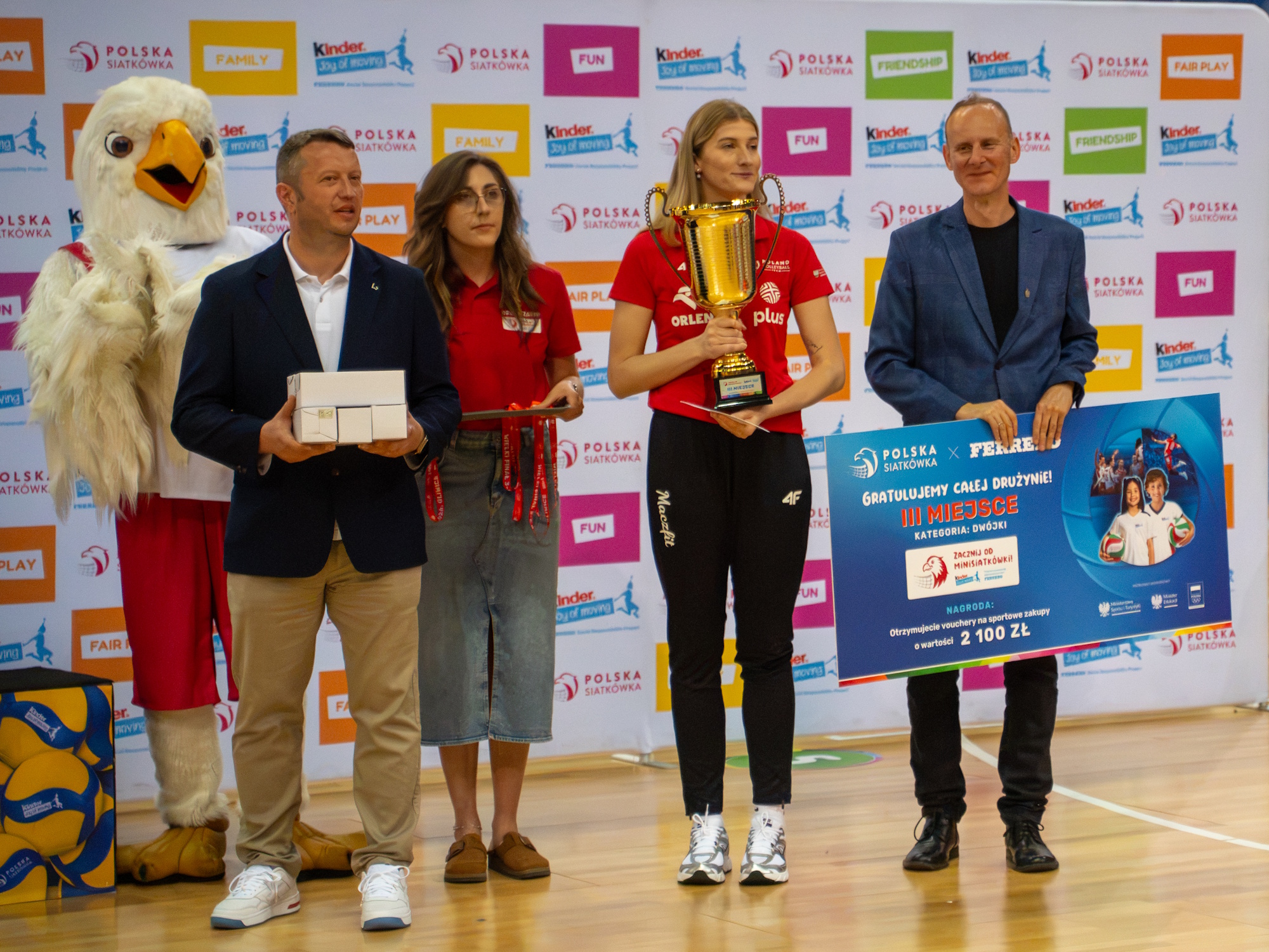 sportowcy odbierają gratulacje