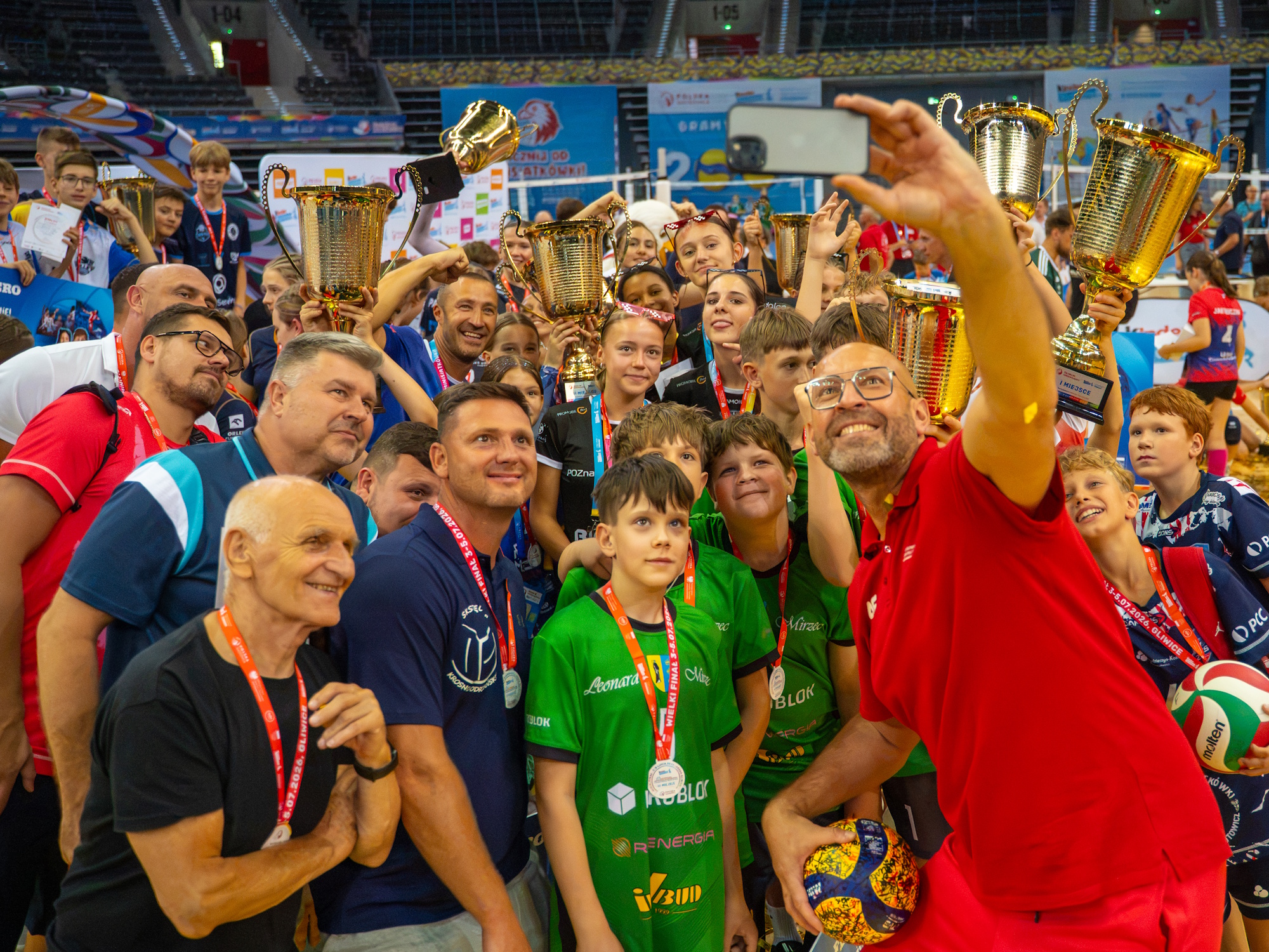 grupa dzieci robi selfie z ministrem