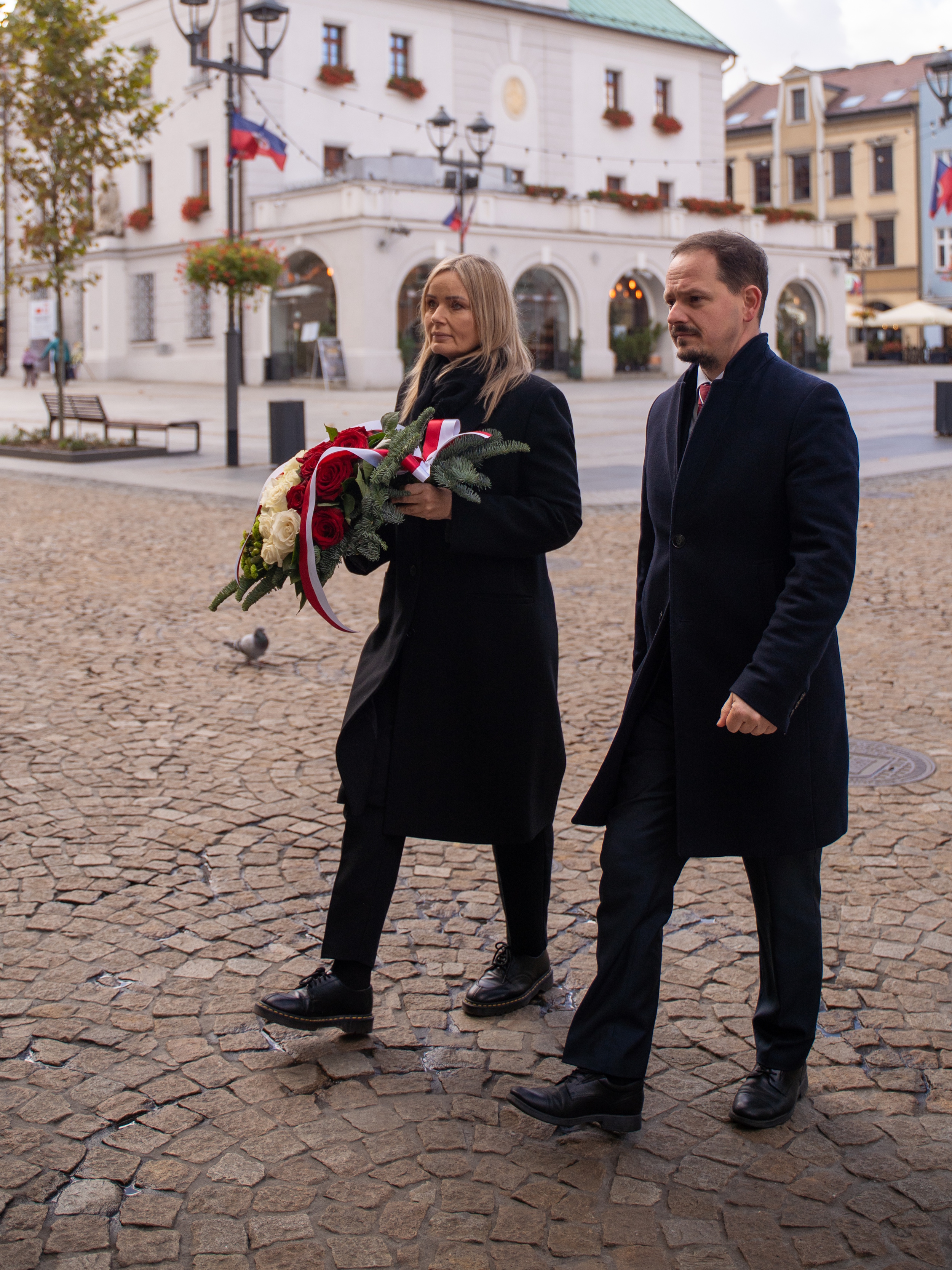Prezydent Gliwic niosąca wieniec z konsulem Węgier w Krakowie