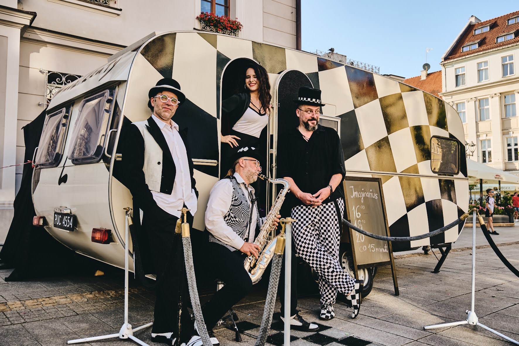 przebrani artyści przy aucie na Rynku