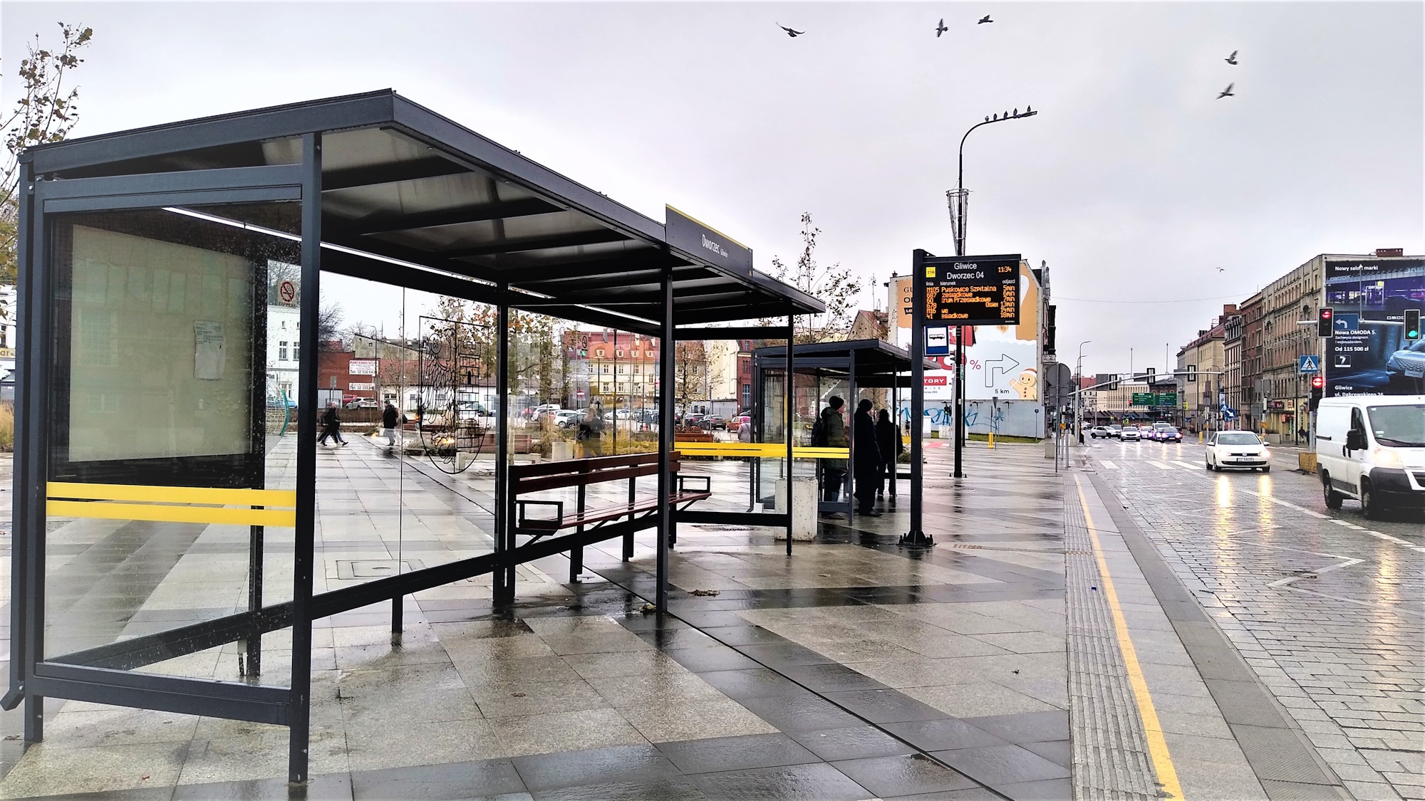 Nowe wiaty przystankowe przy dworcu