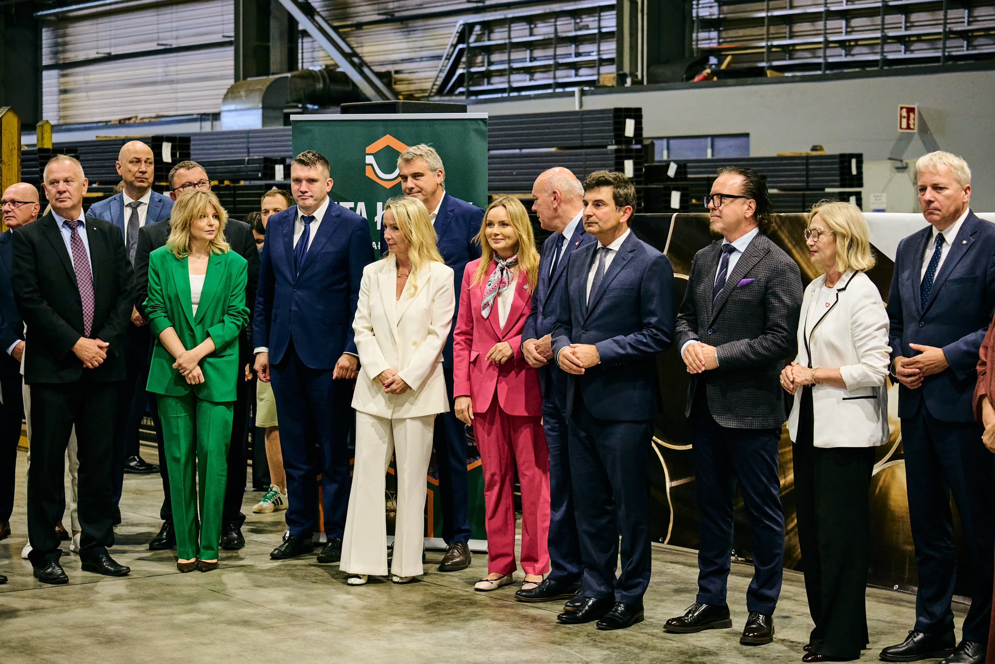 Grupa osób w hucie