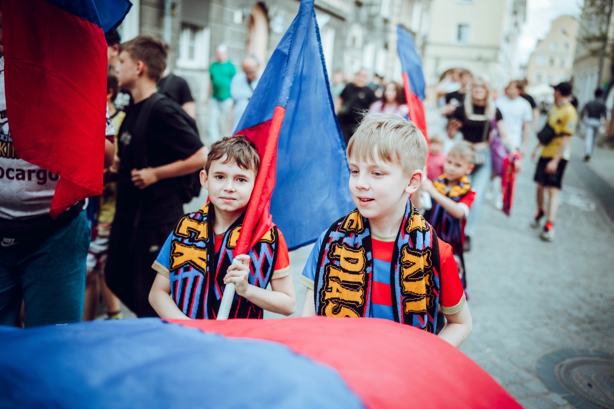 Mali kibice maszerujący z flagą Piasta Gliwice