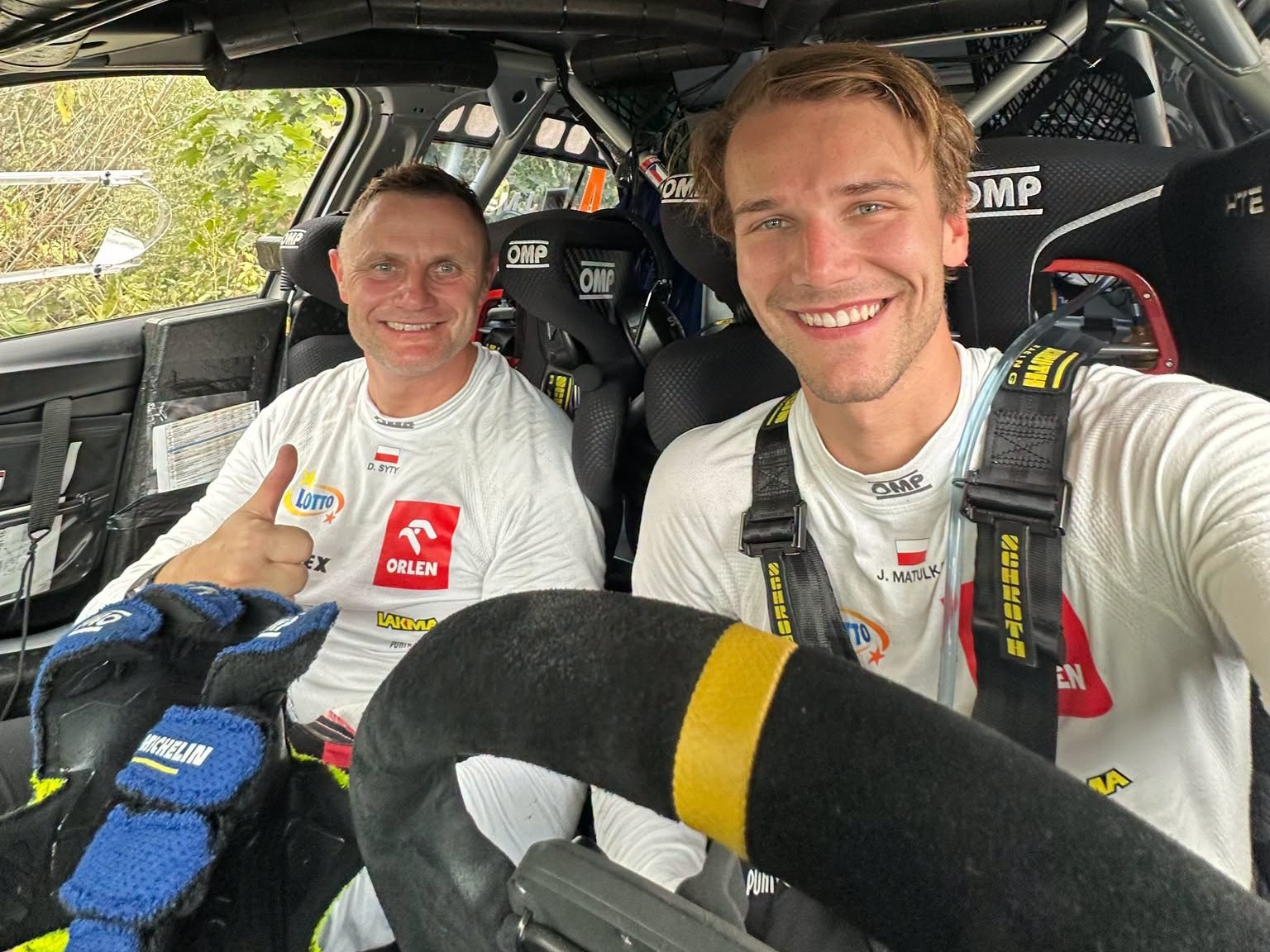 Jakub Matulka i Damian Syty w samochodzie rajdowym