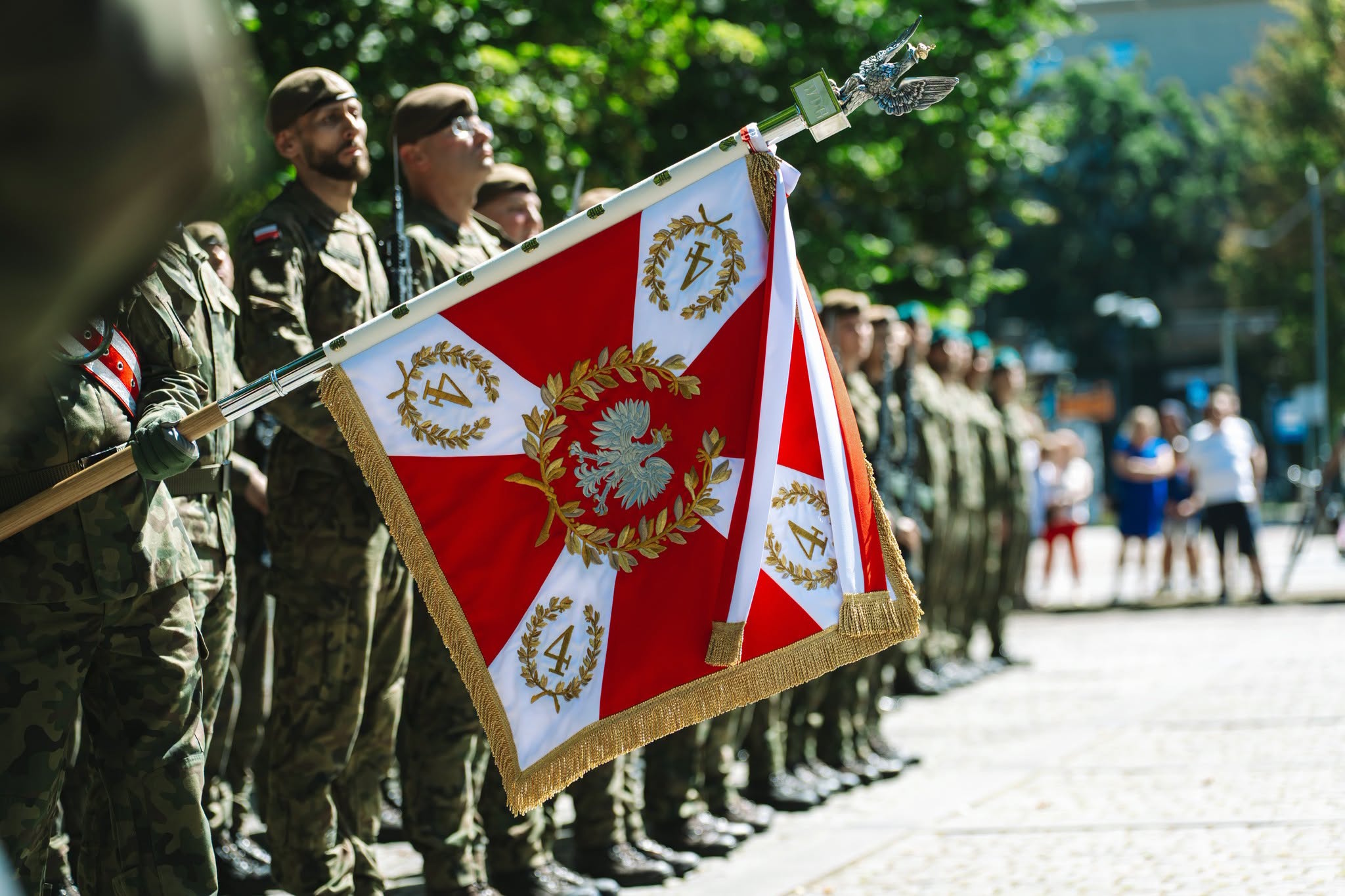 Żołnierze trzymający sztandar