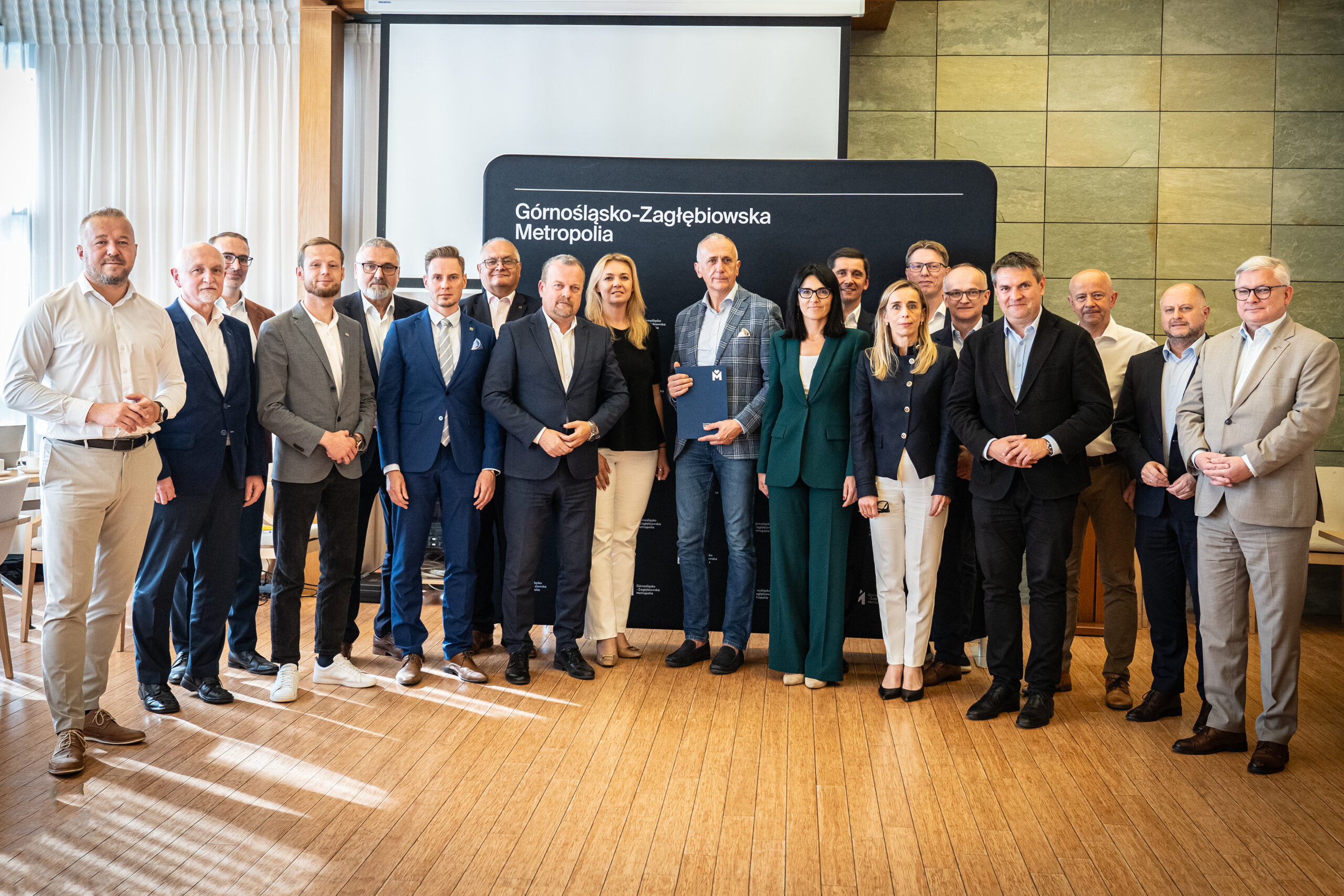 Transport, rynek pracy, energetyka, rozwój gospodarczy czy gospodarka odpadami wymagają dziś współpracy większej niż jedna gmina. Górnośląsko-Zagłębiowska Metropolia zyska do tego nowe narzędzia – 2 lipca Prezydent RP podpisał ustawę, która rozszerza zakres jej zadań