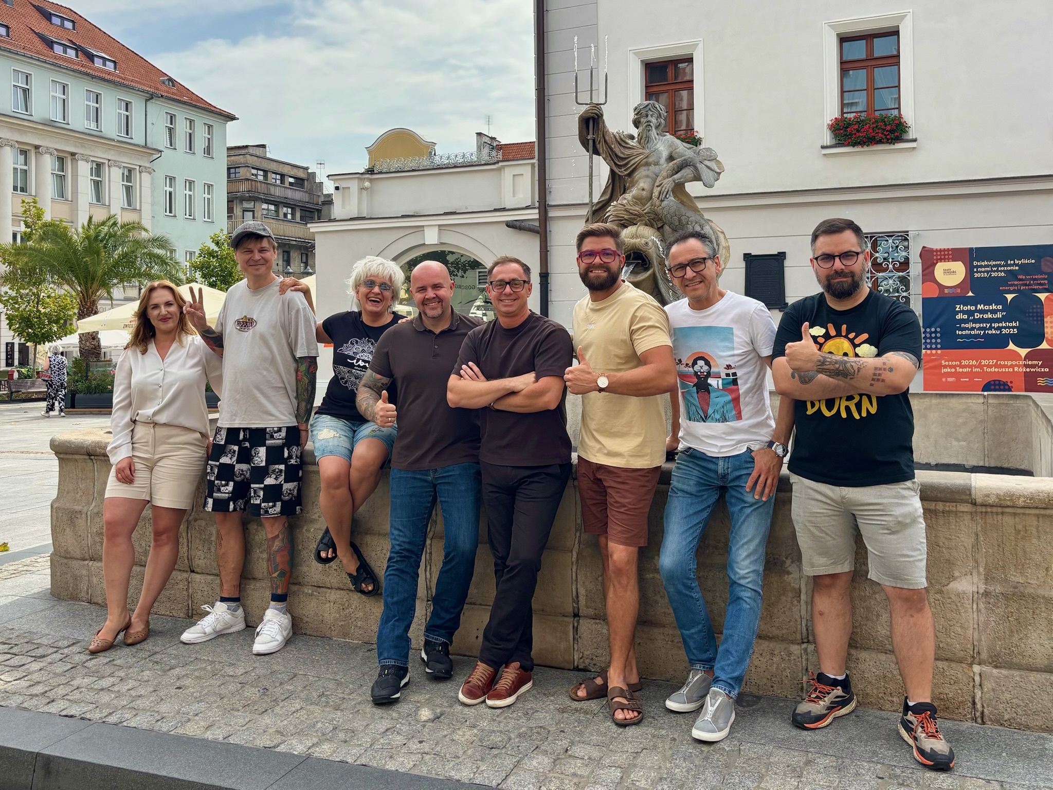 ośmioro ludzi przy fontannie Neptuna