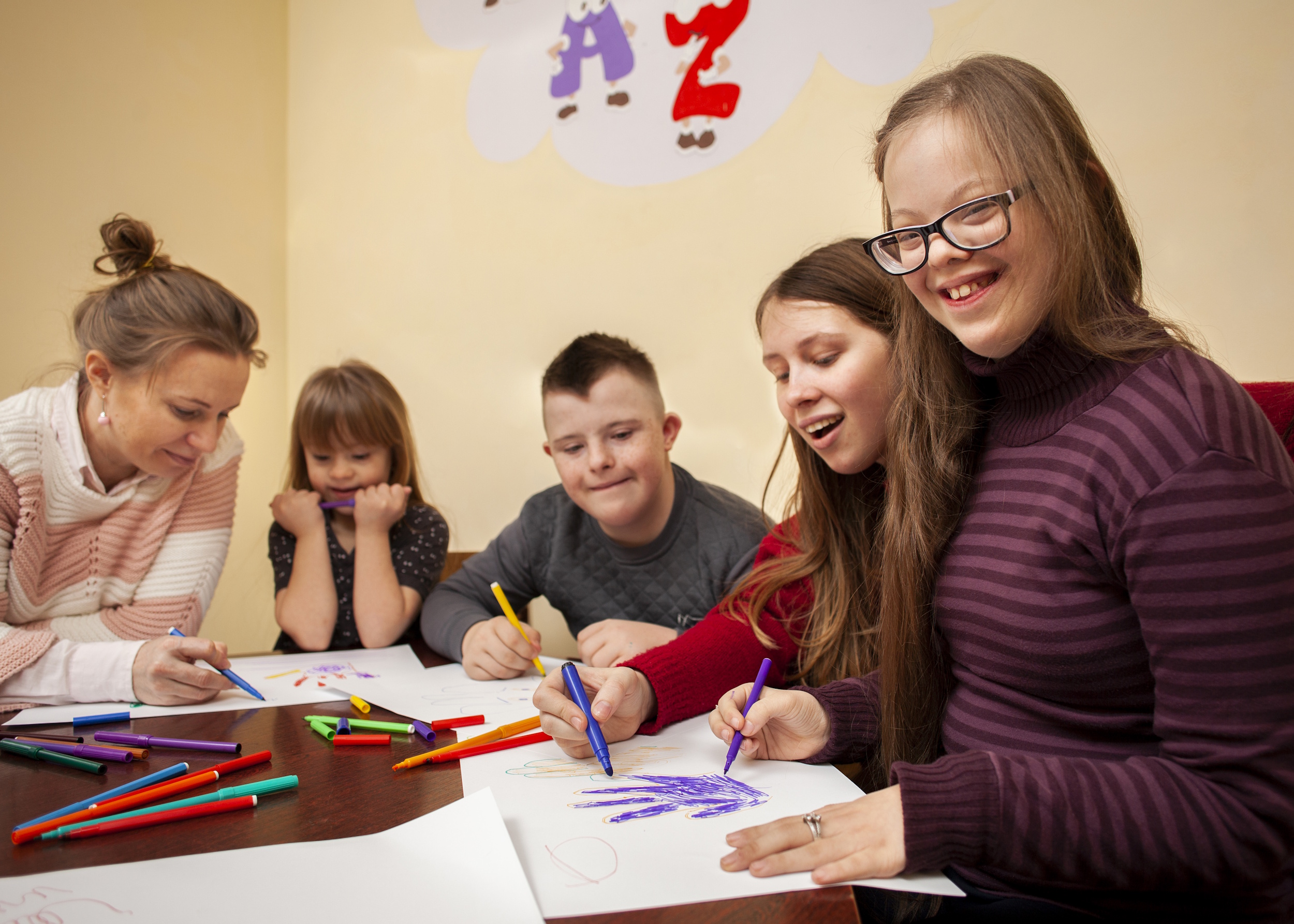Dzieci ze specjalnymi potrzebami pracujące w grupie