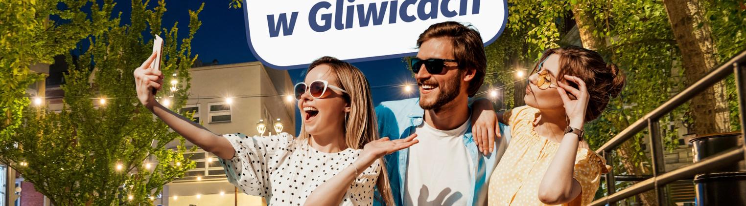 Dwie kobiety i mężczyzna w okularach przeciwsłonecznych robią sobie zdjęcie, nad nimi napis: Co robić w weekend w Gliwicach?